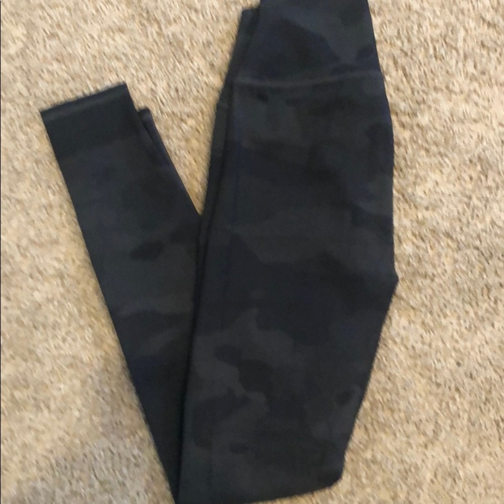 Alo yoga leggings in camo.